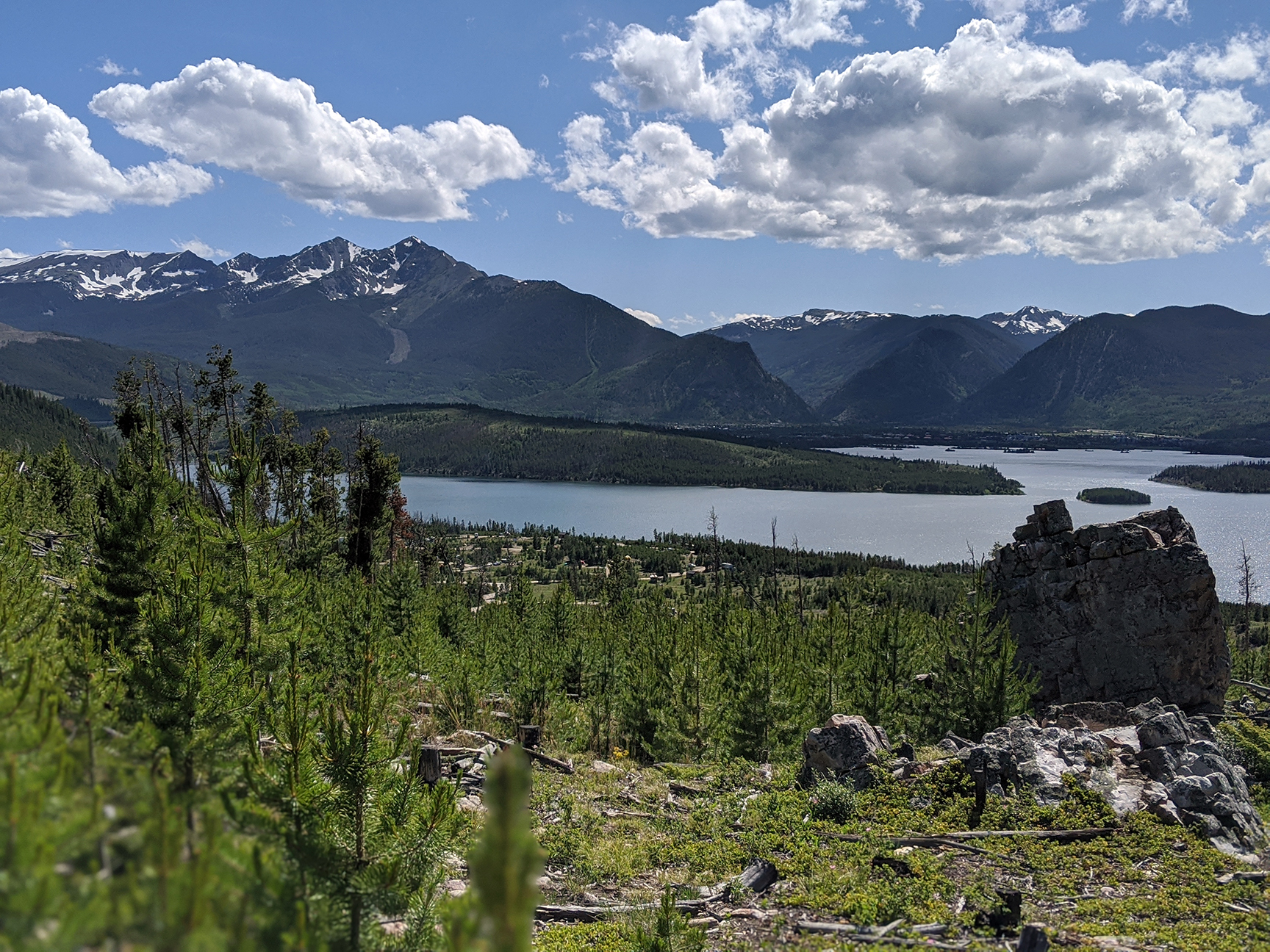 dillon-reservoir-mountain-range-meadow-colorado